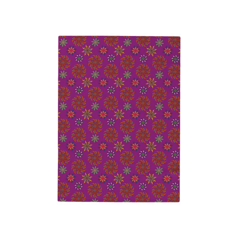 Designer-Kuscheldecke Shoepower mit kaleidoskopischem Ornament in Fuchsia und Moosgrün, Vorderansicht zeigt kunstvolles Muster aus Schuhmotiven