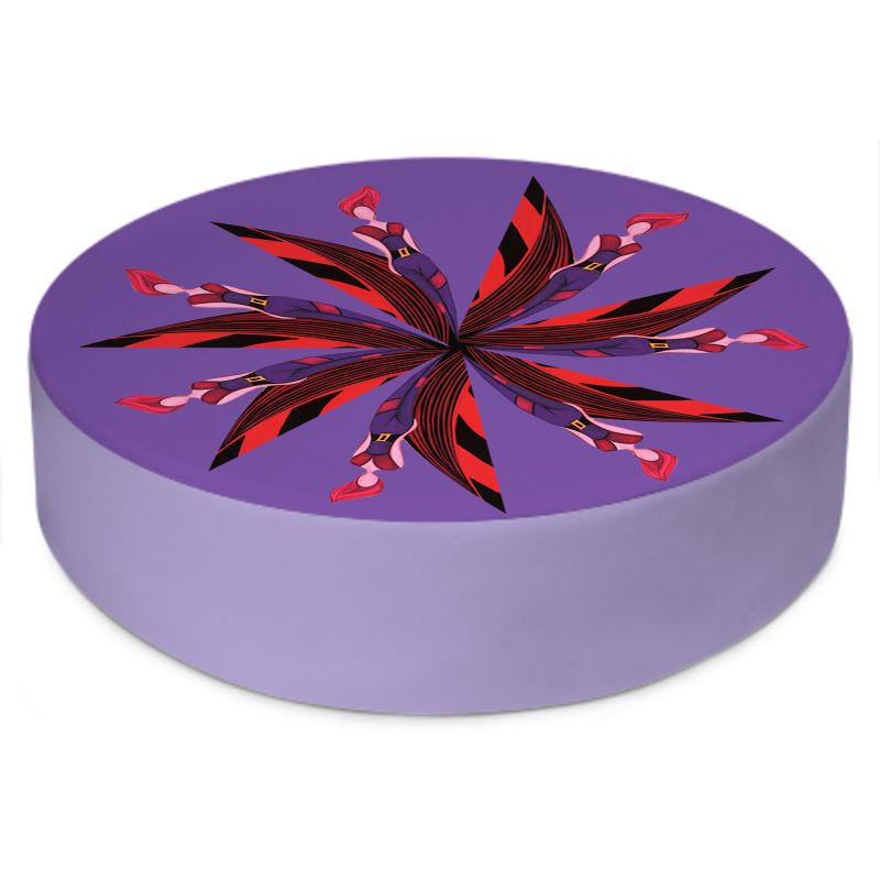 Rundes Design-Sitzkissen Bodyflower Flow Spirit mit stilisierter Frauenfigur um zahnradähnliches Ornament in harmonischen Farbtönen, fliederfarbene Umrandung und schwarzer Ledergriff