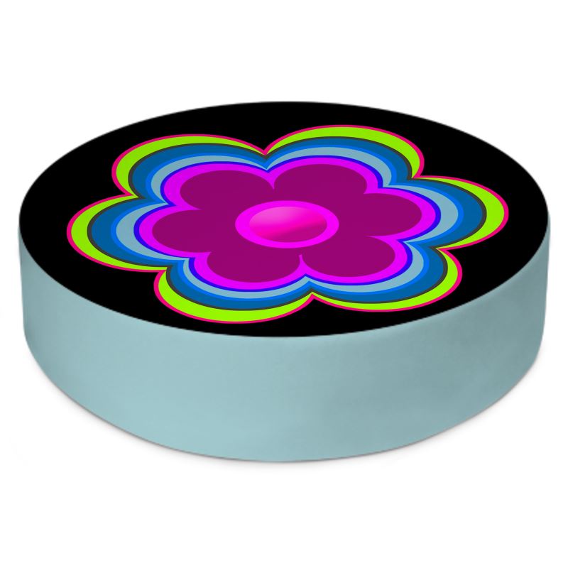  Rundes Design-Sitzkissen Flower Power Aqua Bloom mit pinkfarbener Hippie-Blüte auf türkisfarbenem Hintergrund, türkise Umrandung und schwarzer Ledergriff