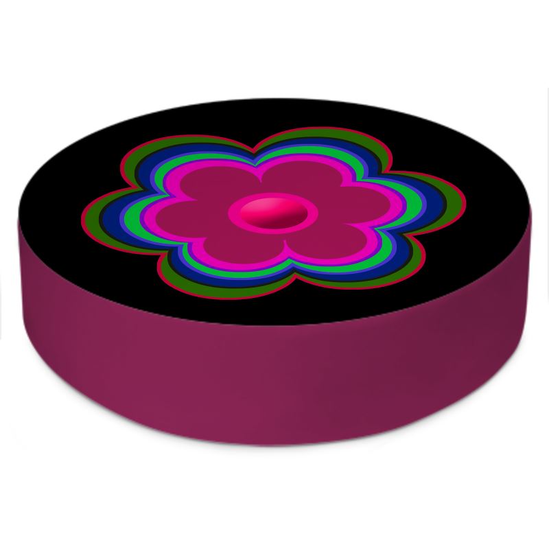 Rundes Design-Sitzkissen Flower Power Midnight Bloom mit fuchsia-pinkfarbener Hippie-Blüte auf schwarzem Hintergrund, weinrote Umrandung und schwarzer Ledergriff