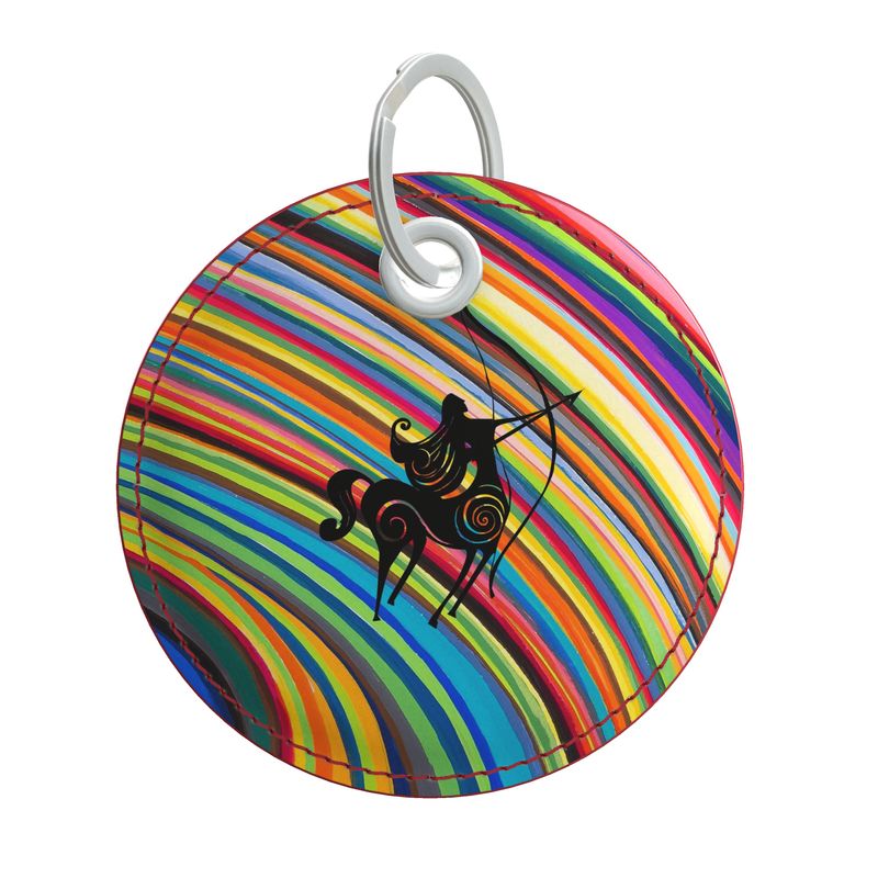  Designer-Schlüsselanhänger Sternzeichen Schütze mit Zentaur als schwarzer Scherenschnitt vor Sonne mit bunten Lichtstreifen, runde Form aus hochwertigem Nappaleder mit grauen Nähten und silbernen Metallteilen