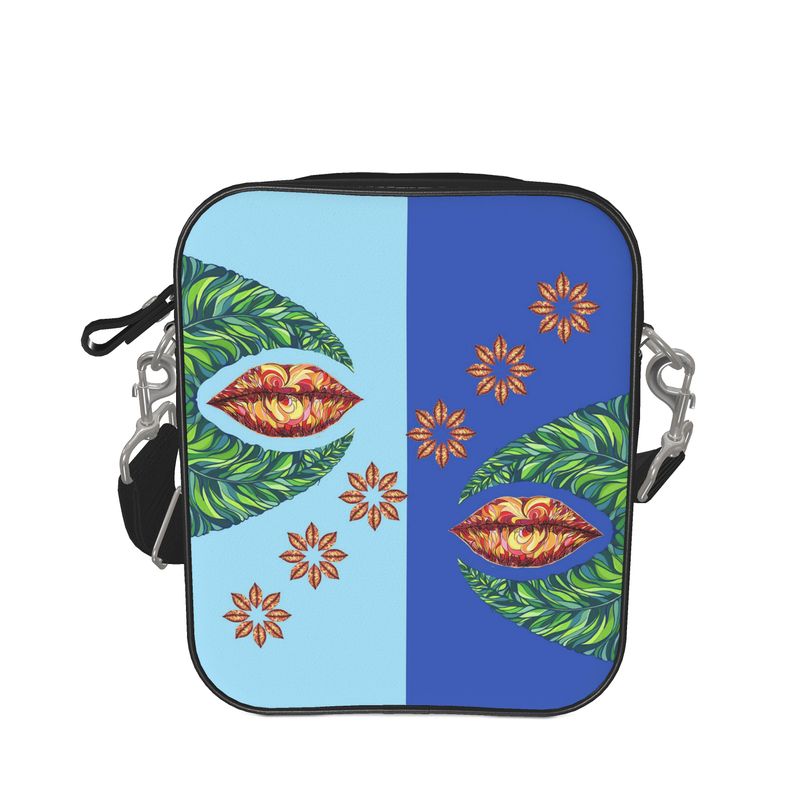 Ausdrucksstarke Umhängetasche mit Vollmund-Motiv und Lippen-Blüten. Schwarzes Leder, Blautöne, 3 Größen. Handgefertigt in UK.
